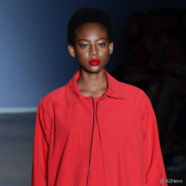 Beira tem batom vermelho como destaque na make de pele natural e iluminada (Foto: AGNews)